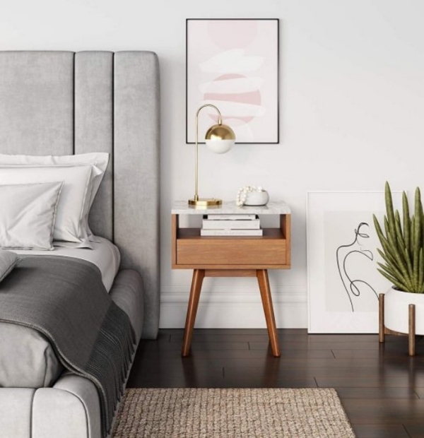 میز کنار تخت