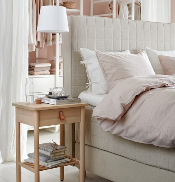 میز کنار تخت