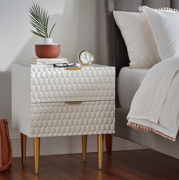 میز کنار تخت