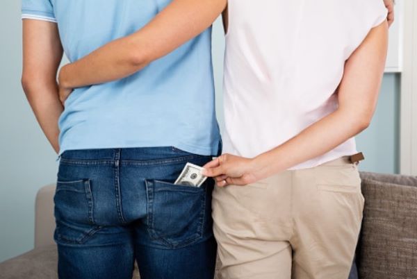 برداشتن پول از جیب شوهر