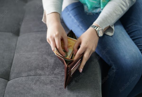 برداشتن پول از جیب شوهر