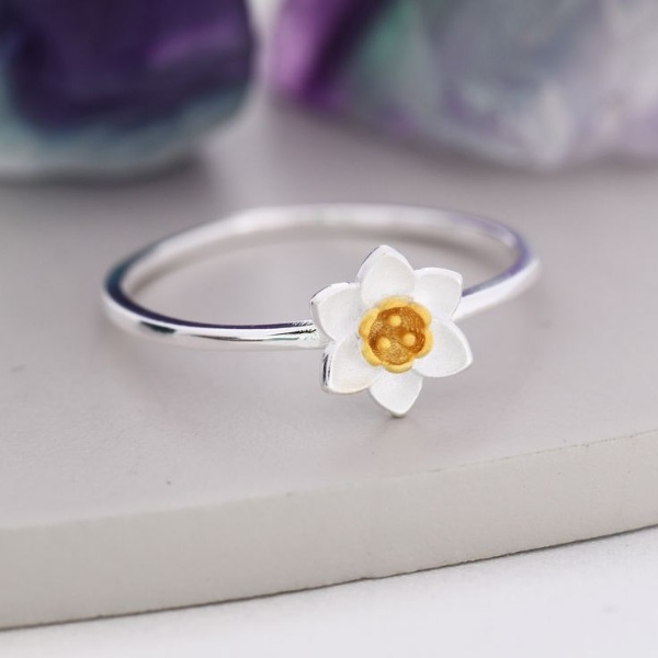 انگشتر نگیندار گل نرگس سفید