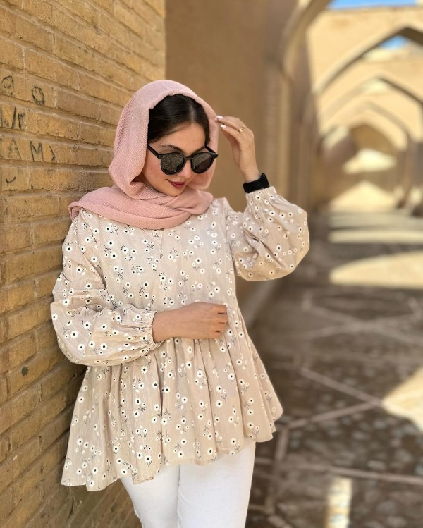 مانتوی نخی گلدار کرم رنگ