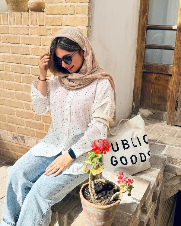 مانتوی نخی گلدار سفید با گلهای مشکی