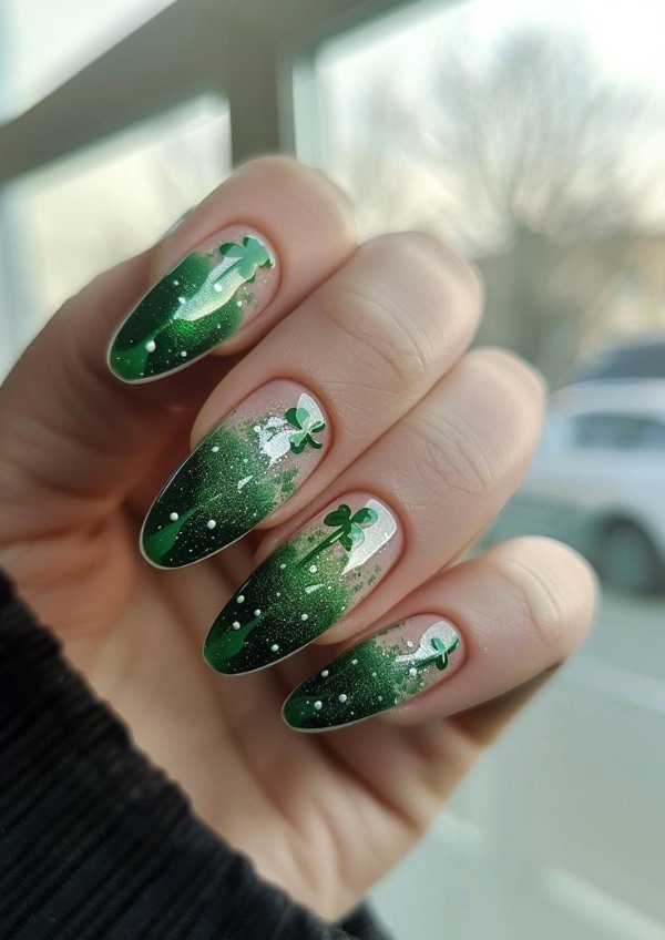 ناخن با طرح شبدر