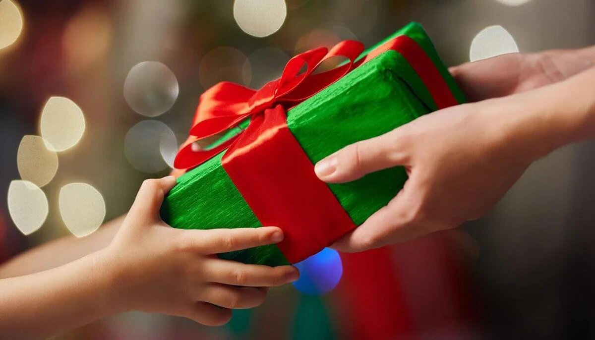 هدیه دادن به خردسالان در عید نوروز