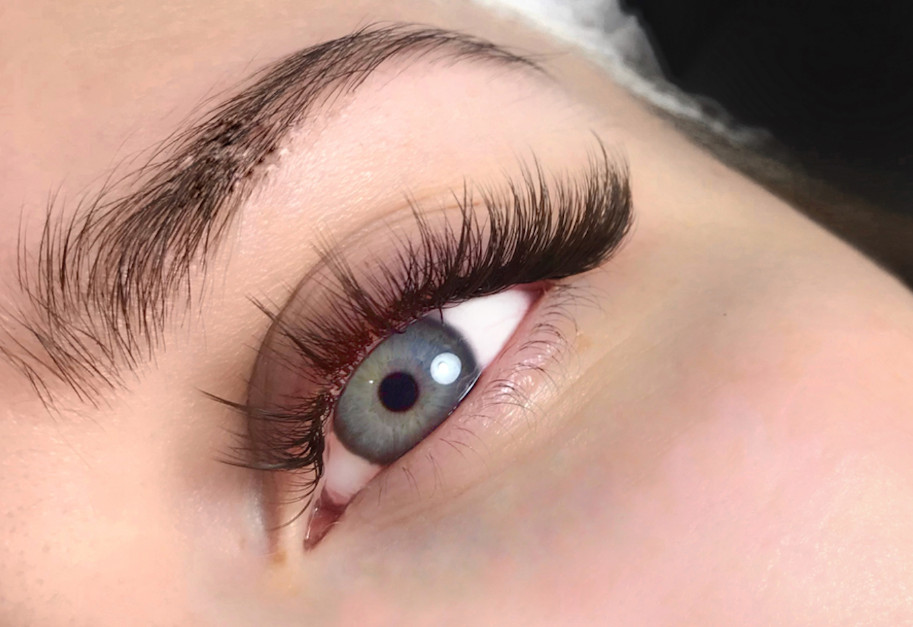 مژه اسپایکی اصل چیه؟ واسه شما مژه اسپایکی نچرال بهتره یا گربه ای و عروسکی؟