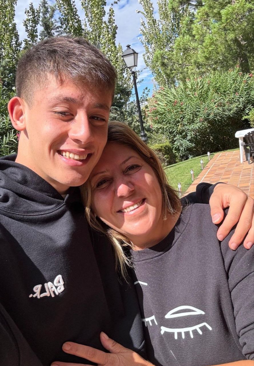 آردا گولر و مادرش