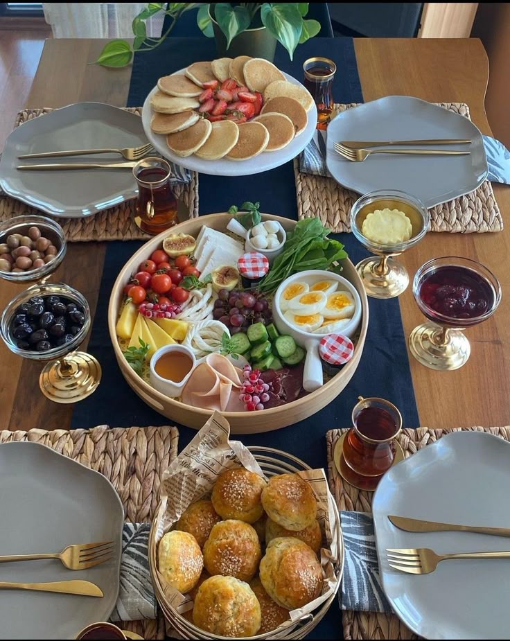 چیدمان و تزیین میز صبحانه