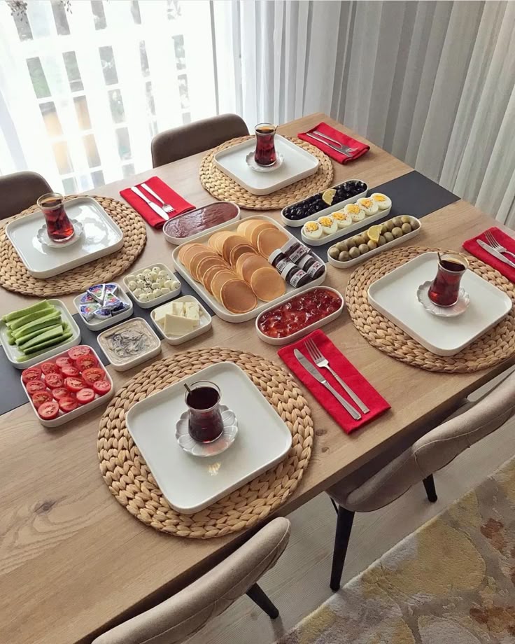 چیدمان و تزیین میز صبحانه