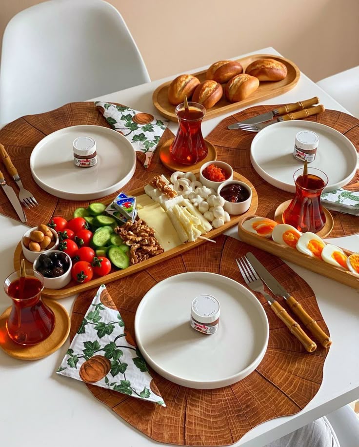 چیدمان و تزیین میز صبحانه