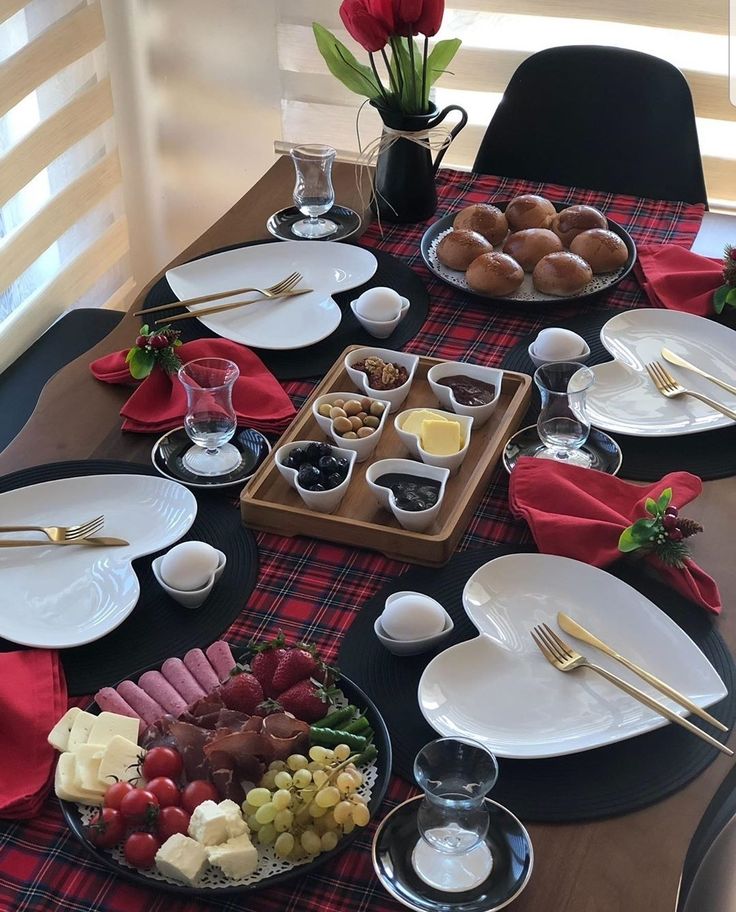 چیدمان و تزیین میز صبحانه