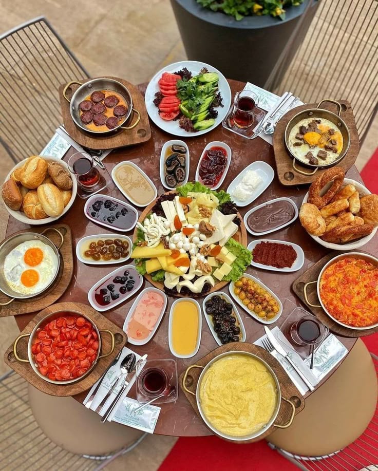 چیدمان و تزیین میز صبحانه