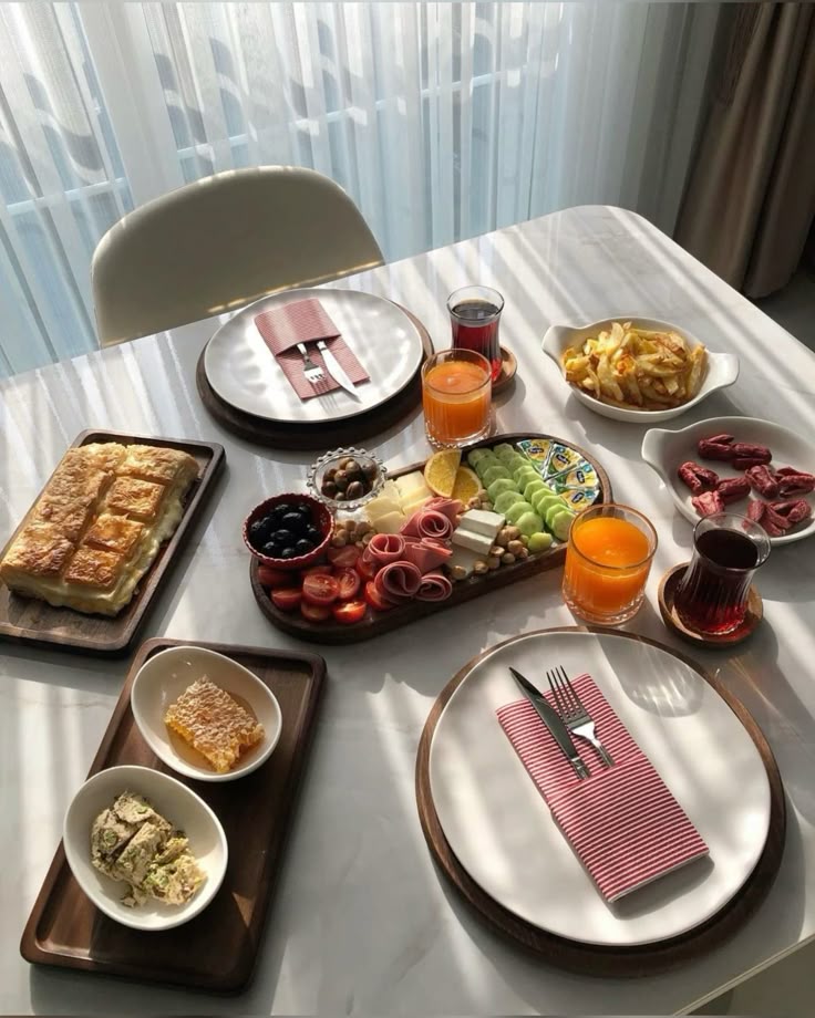 چیدمان و تزیین میز صبحانه