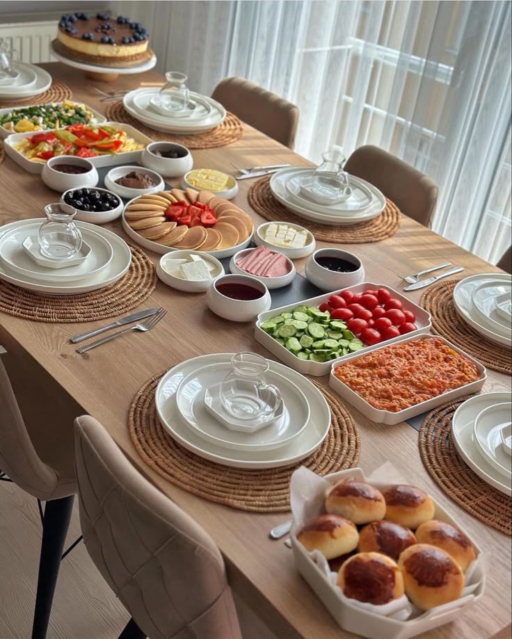 چیدمان و تزیین میز صبحانه
