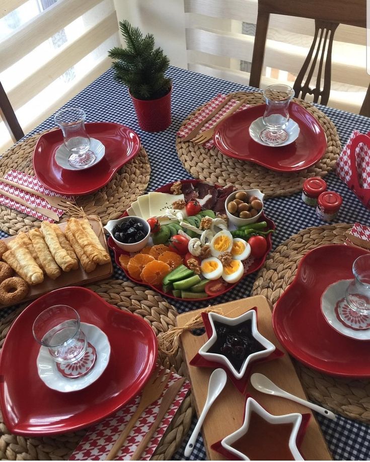 چیدمان و تزیین میز صبحانه