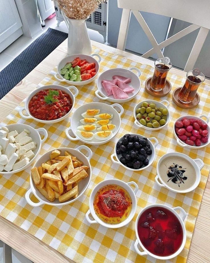 چیدمان و تزیین میز صبحانه