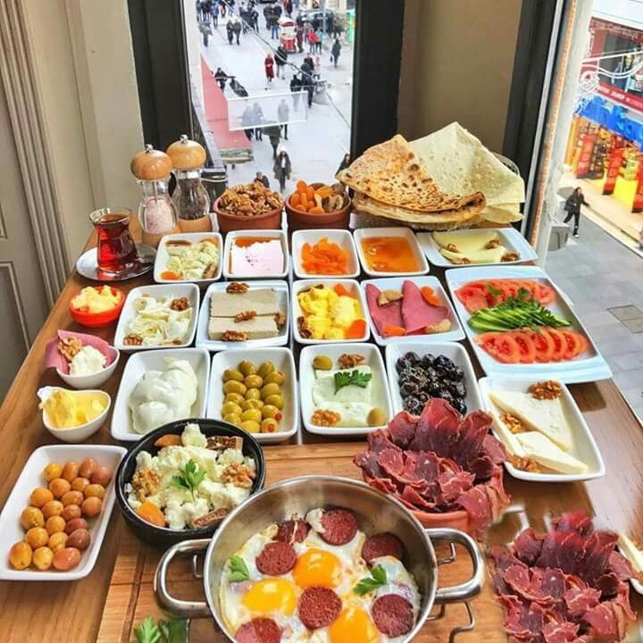 چیدمان و تزیین میز صبحانه