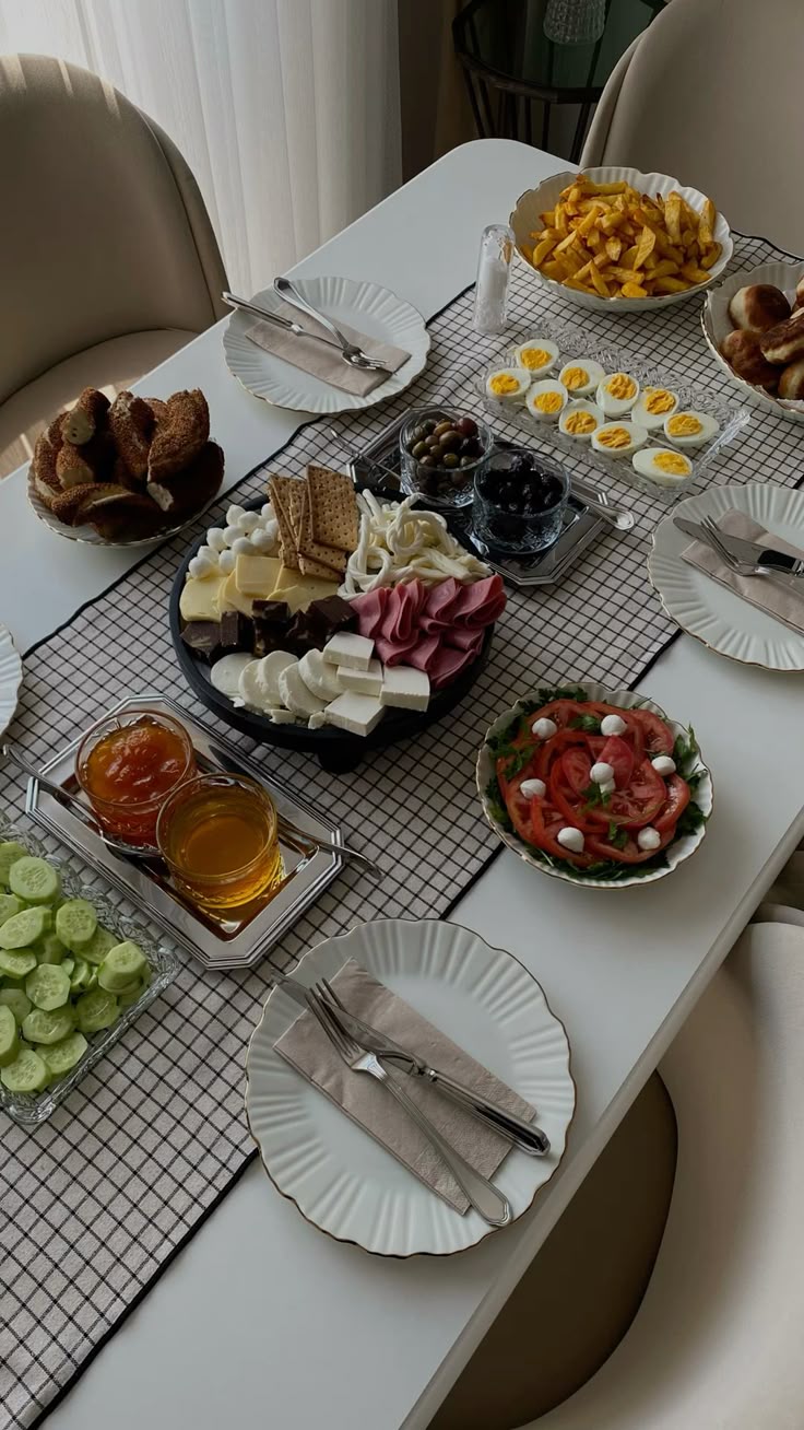 چیدمان و تزیین میز صبحانه