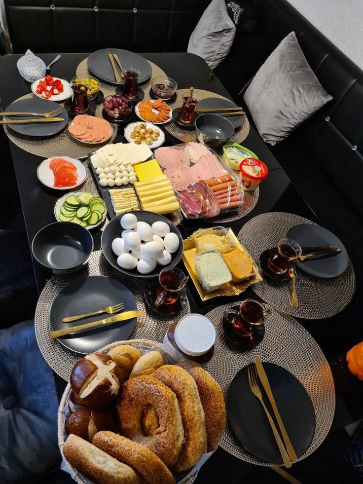 چیدمان و تزیین میز صبحانه