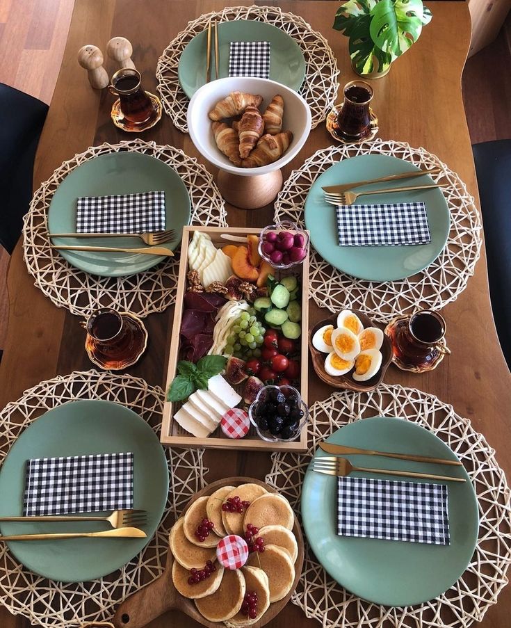 چیدمان و تزیین میز صبحانه