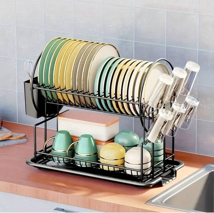 آبچکان روی سینک و جاظرفی پشت پنجره