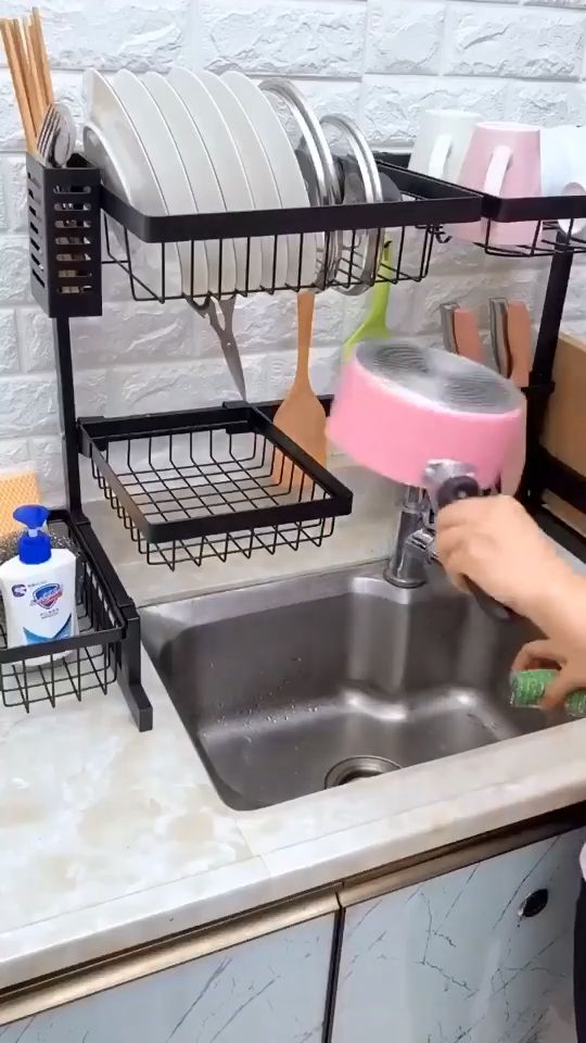 آبچکان روی سینک و جاظرفی پشت پنجره
