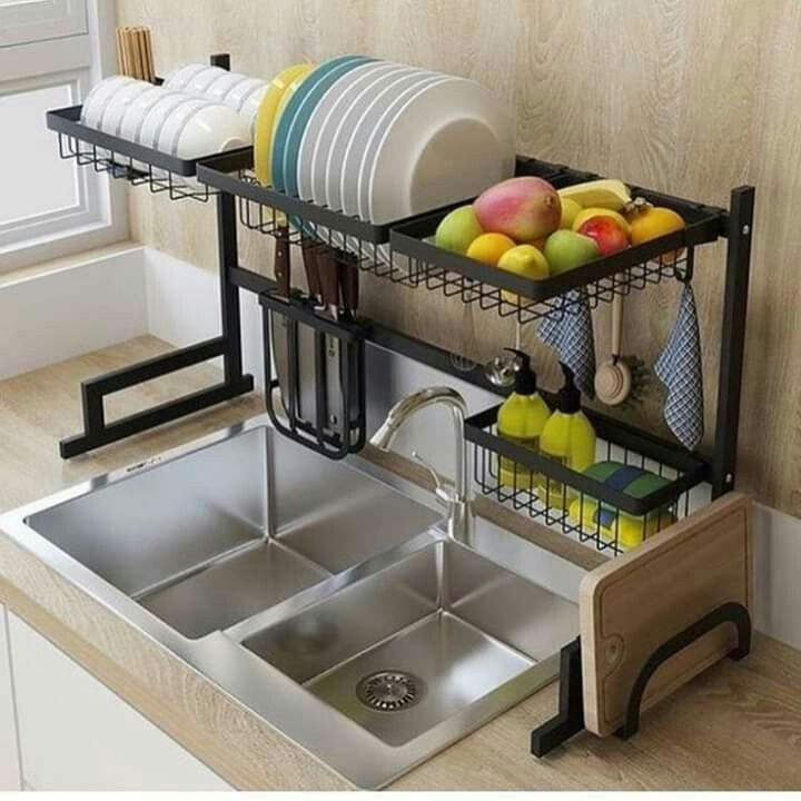 آبچکان روی سینک و جاظرفی پشت پنجره
