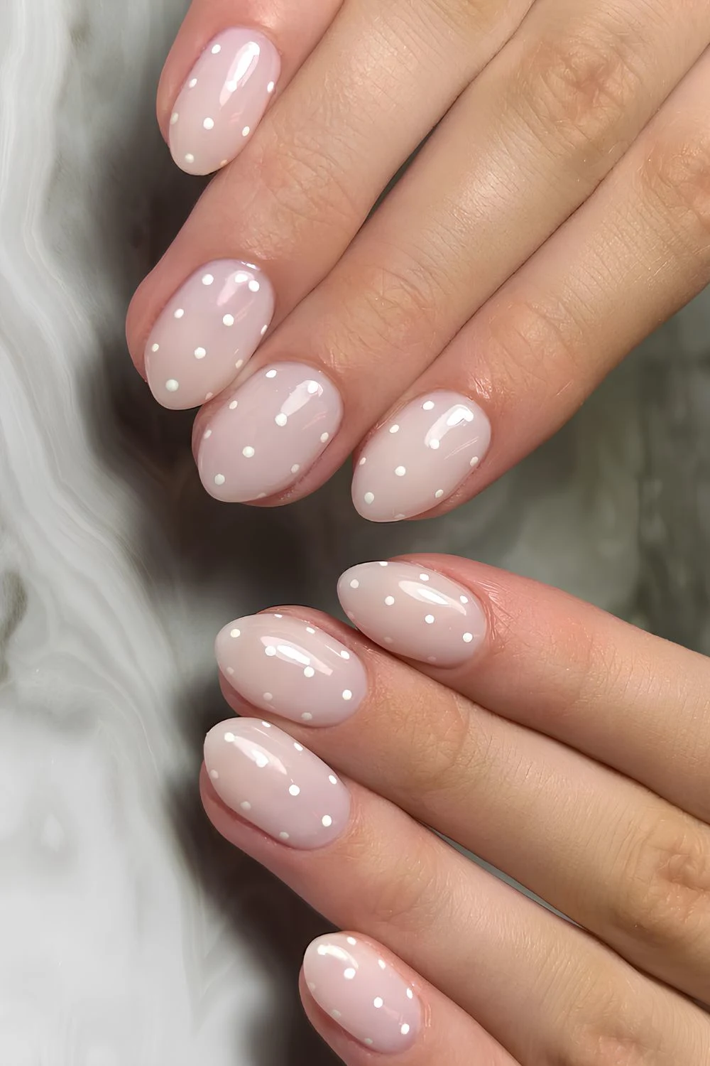 طراحی و دیزاین لاک ناخن سفید شیری