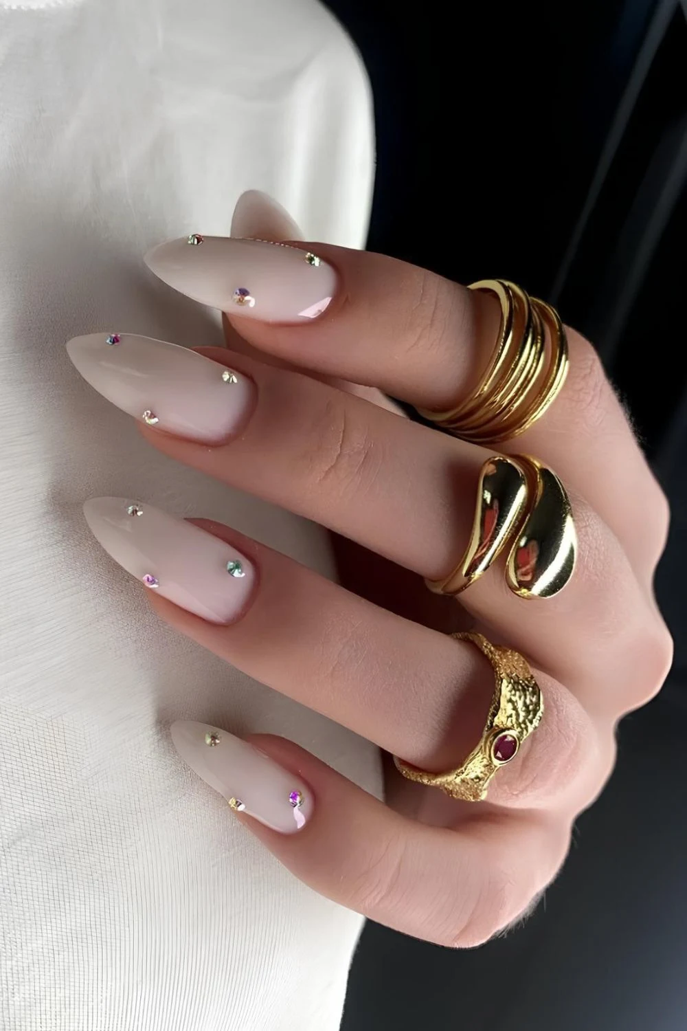 طراحی و دیزاین لاک ناخن سفید شیری