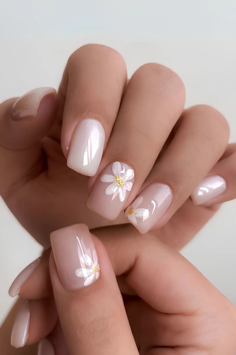 طراحی و دیزاین لاک ناخن سفید شیری