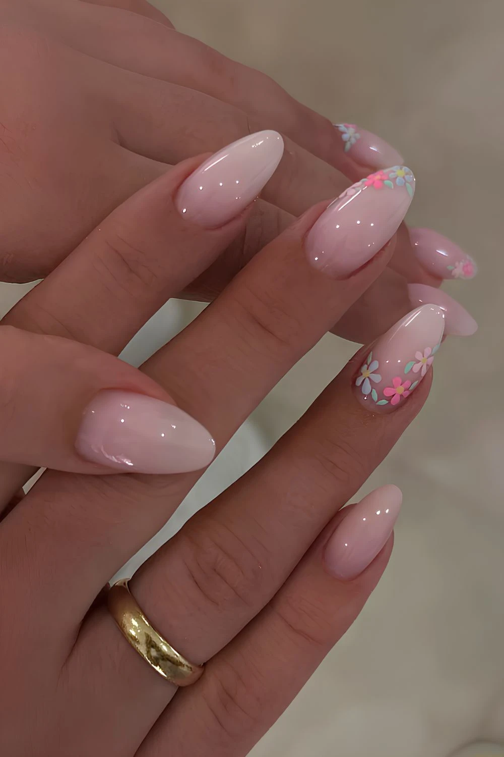 طراحی و دیزاین لاک ناخن سفید شیری