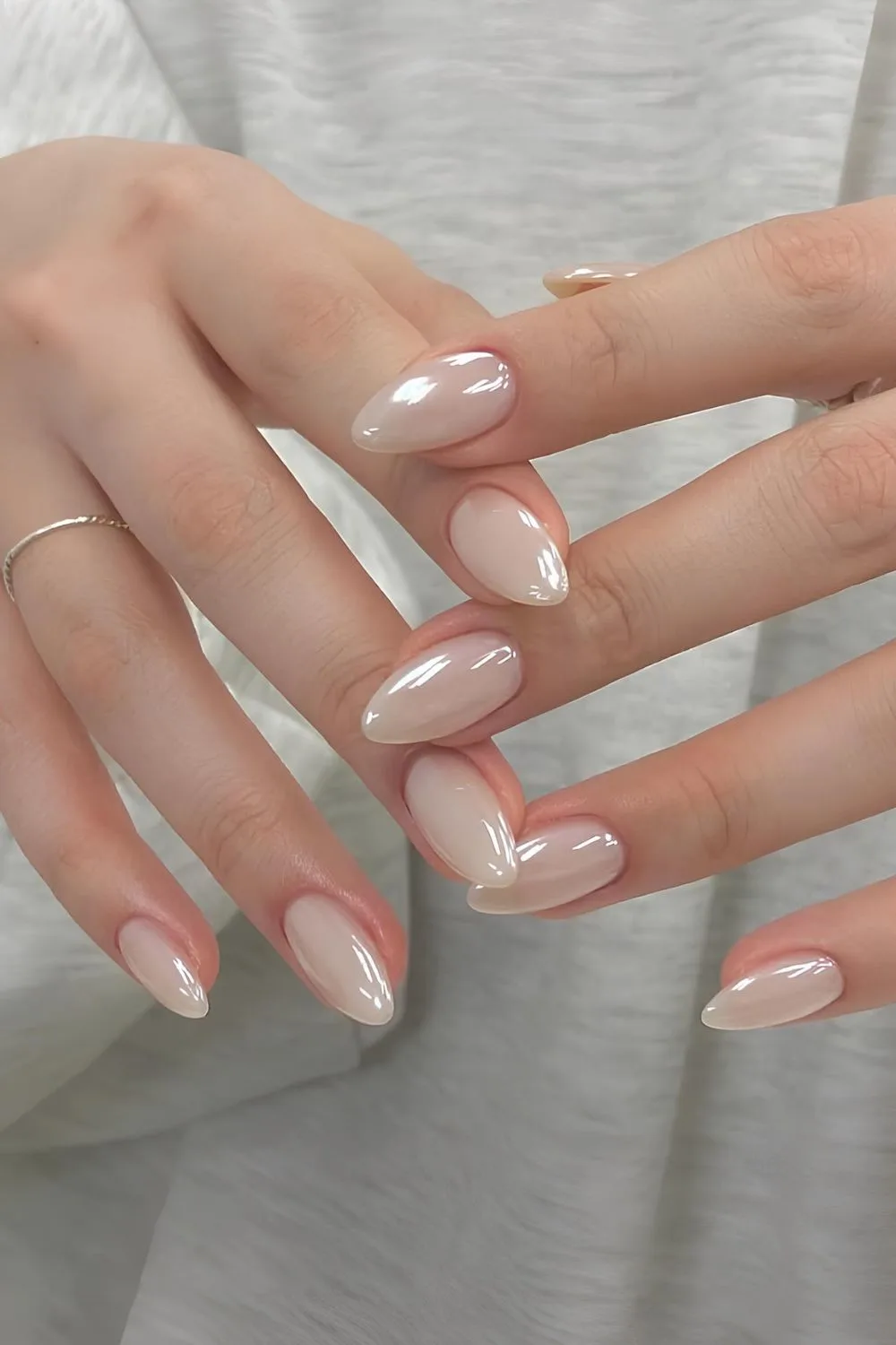 طراحی و دیزاین لاک ناخن سفید شیری