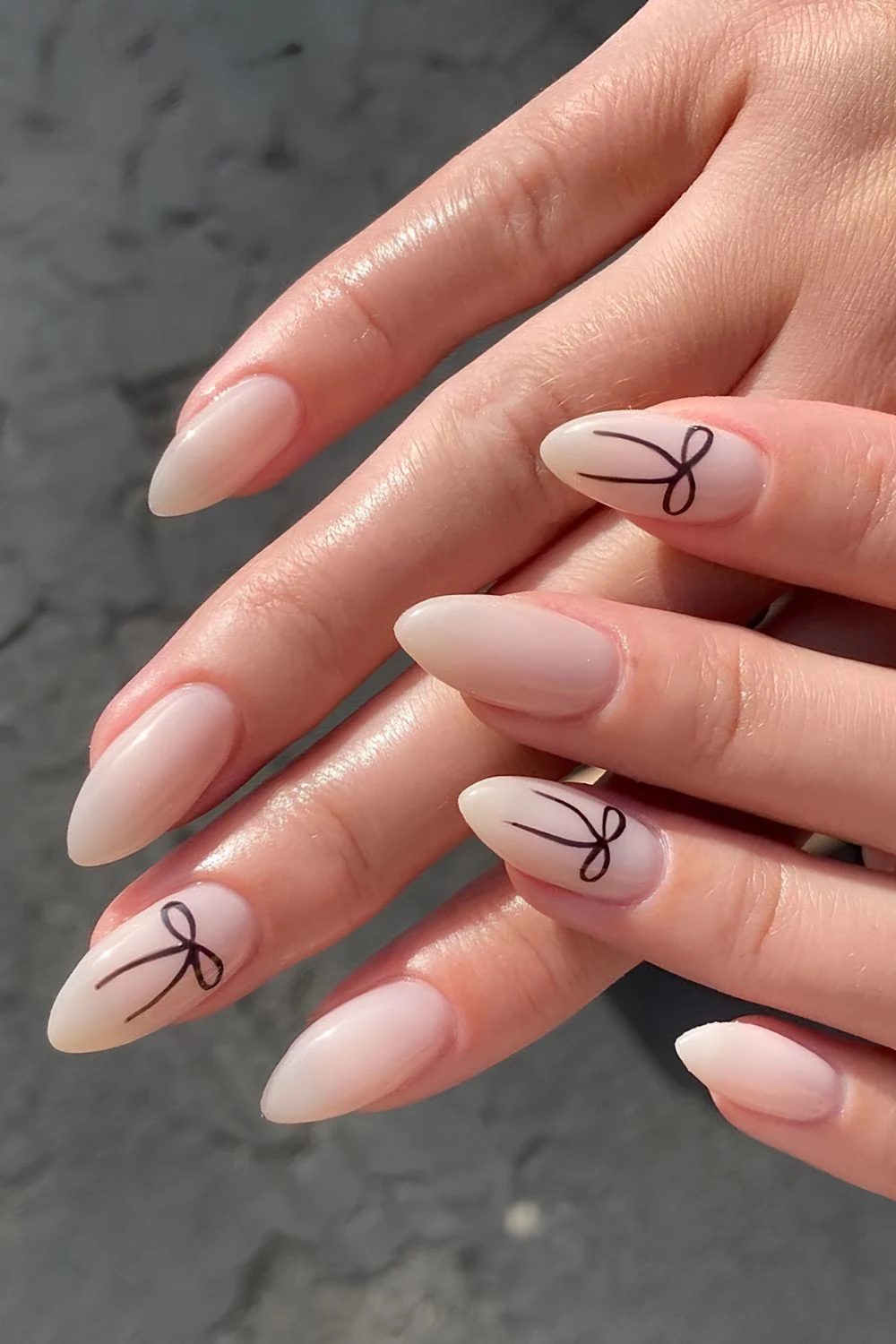 طراحی و دیزاین لاک ناخن سفید شیری