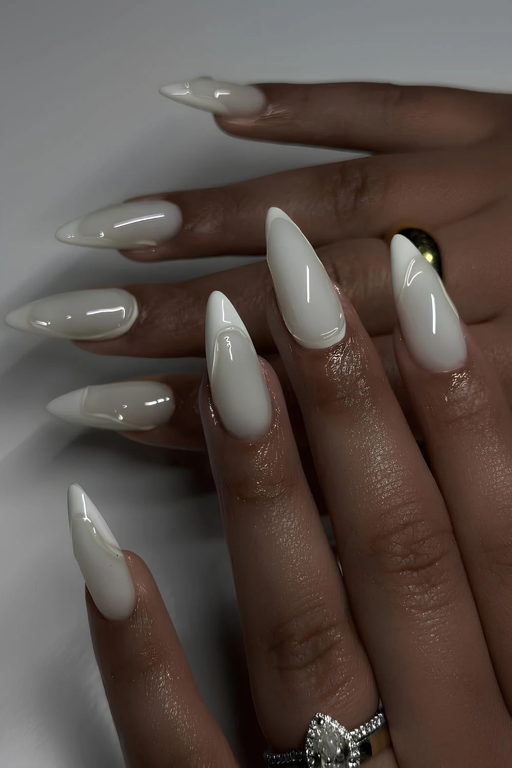 طراحی و دیزاین لاک ناخن سفید شیری