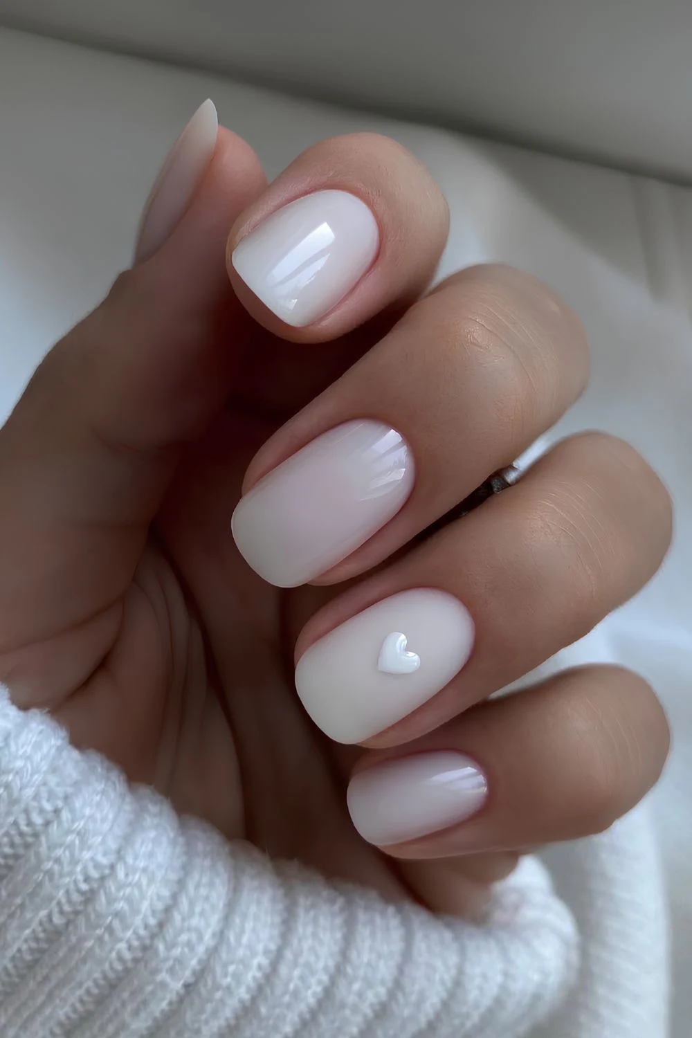 طراحی و دیزاین لاک ناخن سفید شیری