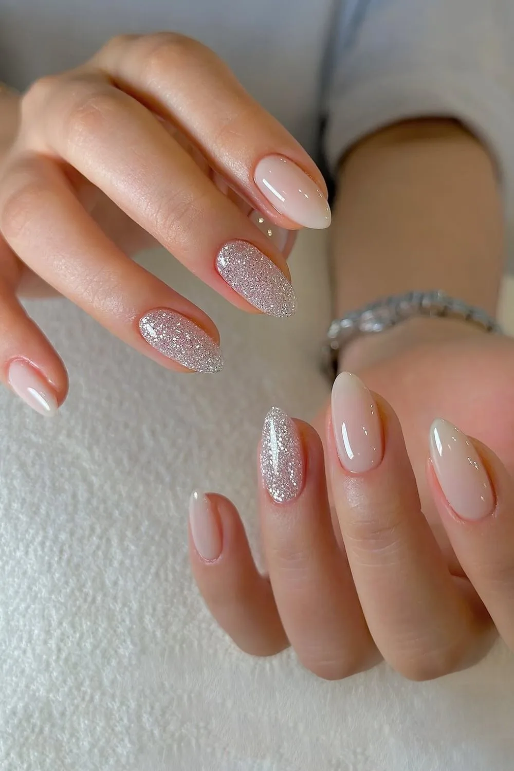 طراحی و دیزاین لاک ناخن سفید شیری