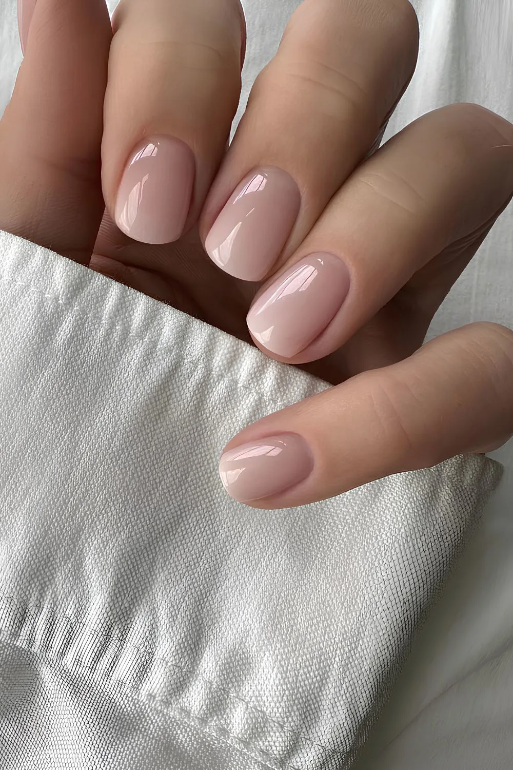طراحی و دیزاین لاک ناخن سفید شیری