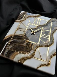 آموزش ساخت ساعت رزینی مشکی طلایی