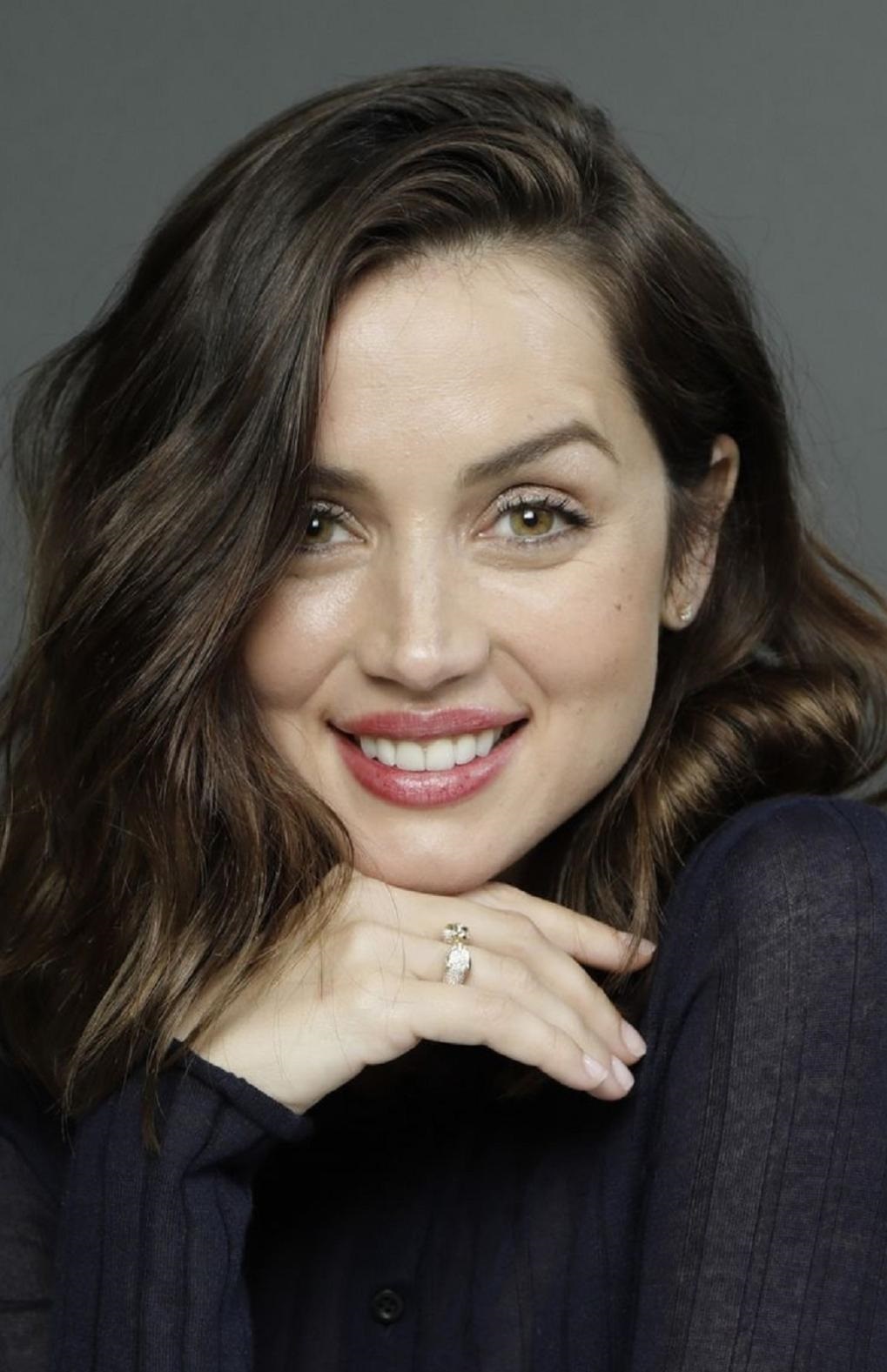 آنا د آرماس بیوگرافی