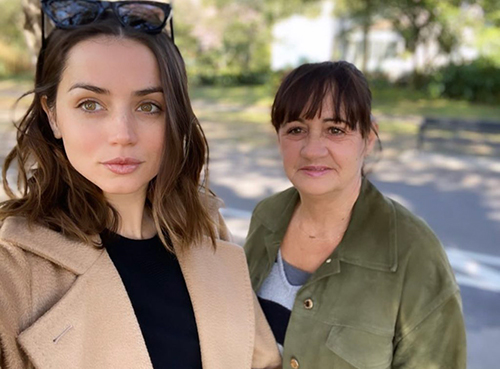 آنا د آرماس و مادرش