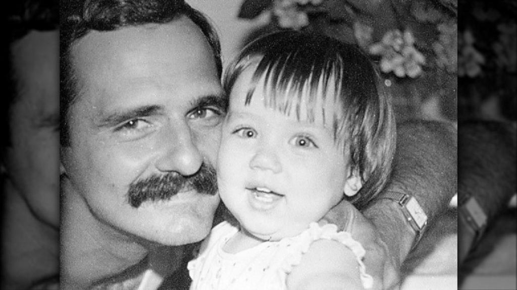 آنا د آرماس و پدرش