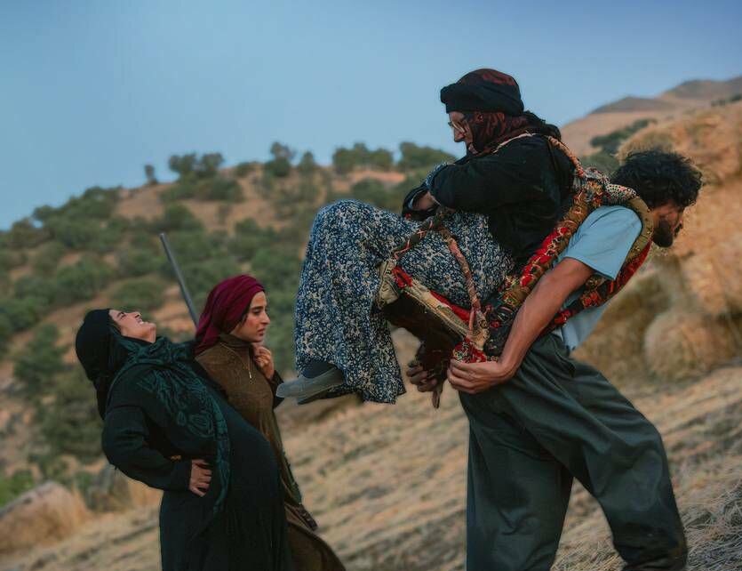 تورج الوند در اتاقک گلی