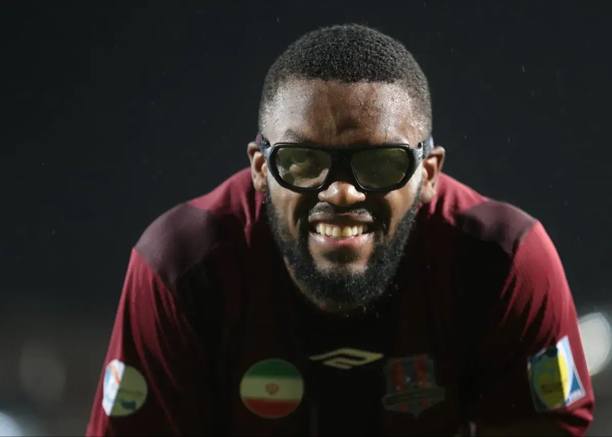 کوین یامگا با عینک