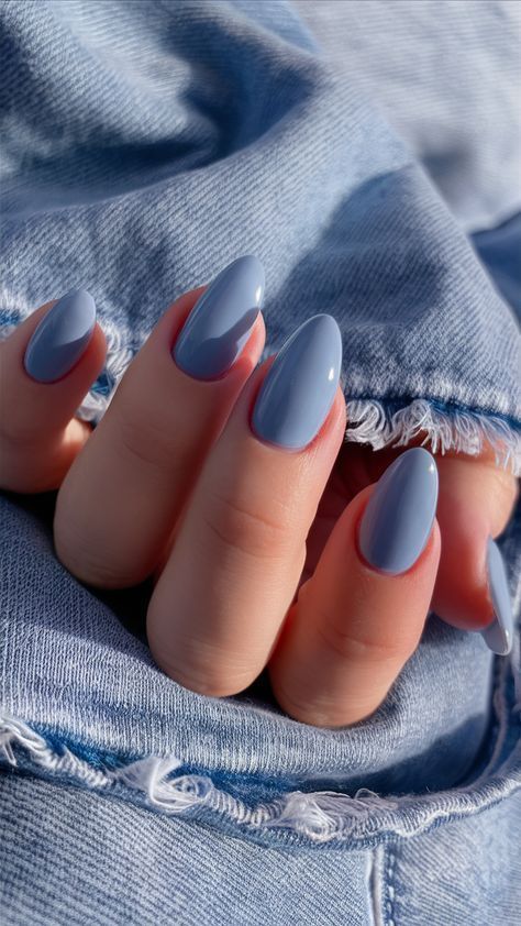 لاک رنگ آبی مه آلود