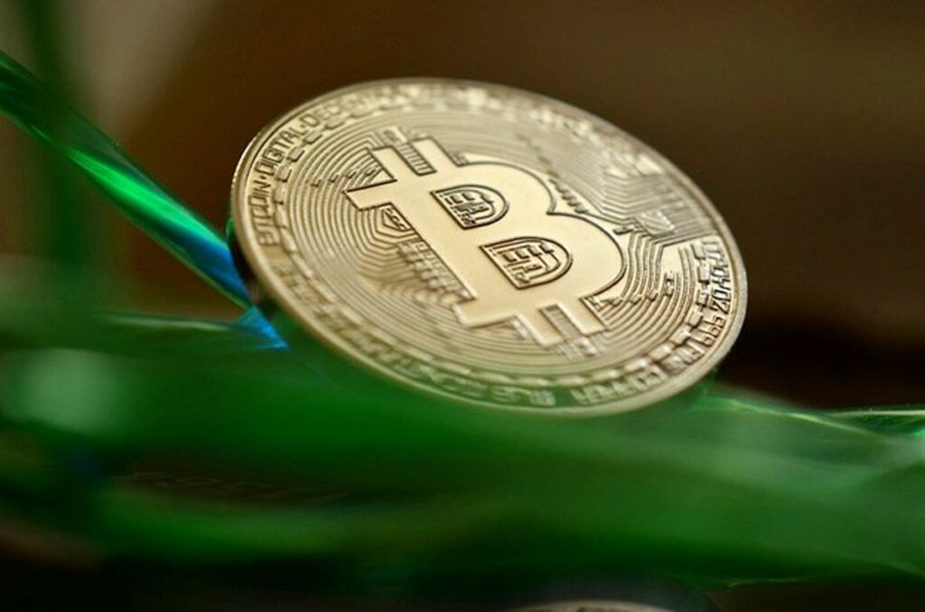بیت کوین 
آرتور هیز 