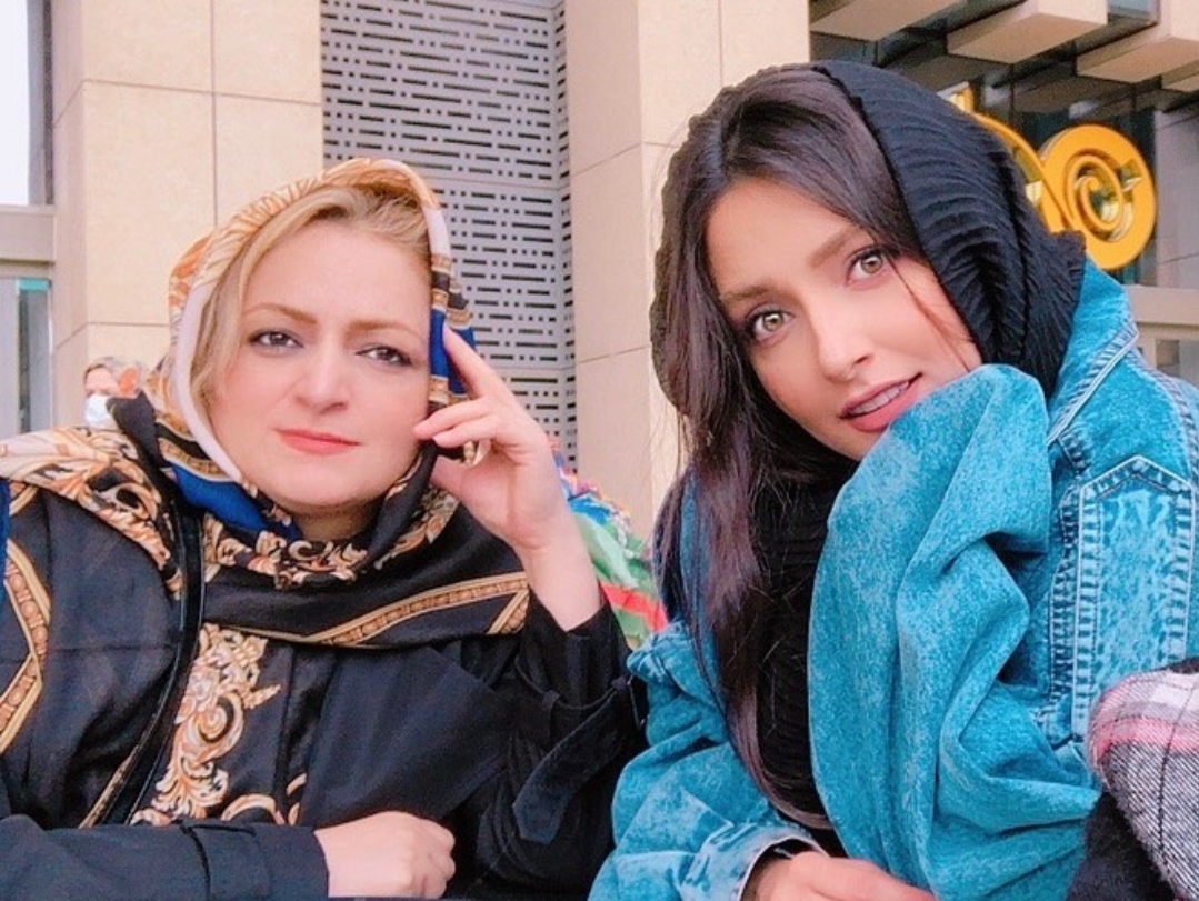 نورا محقق و مادرش