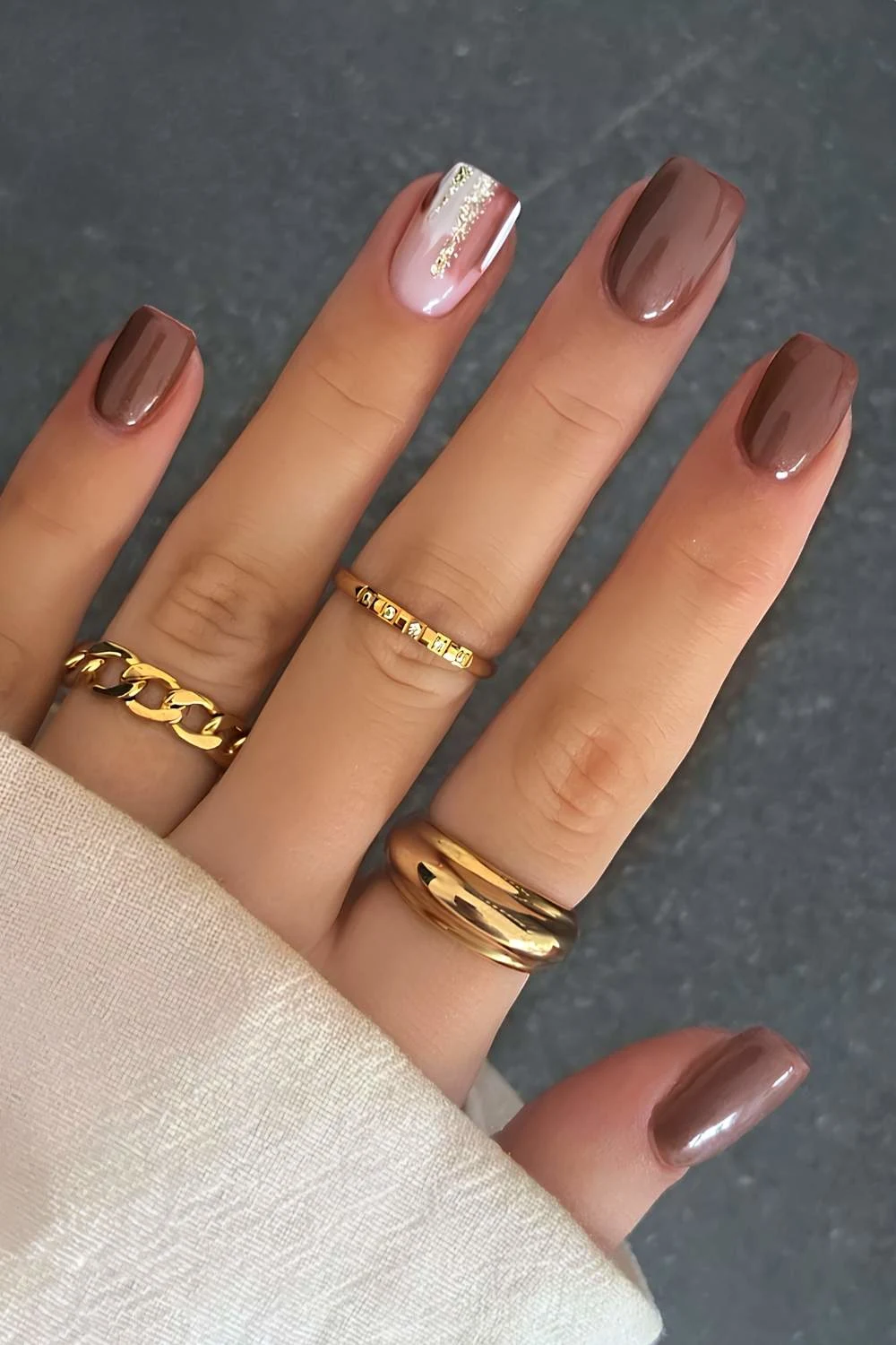 طراحی لاک ناخن قهوه ای شکلاتی