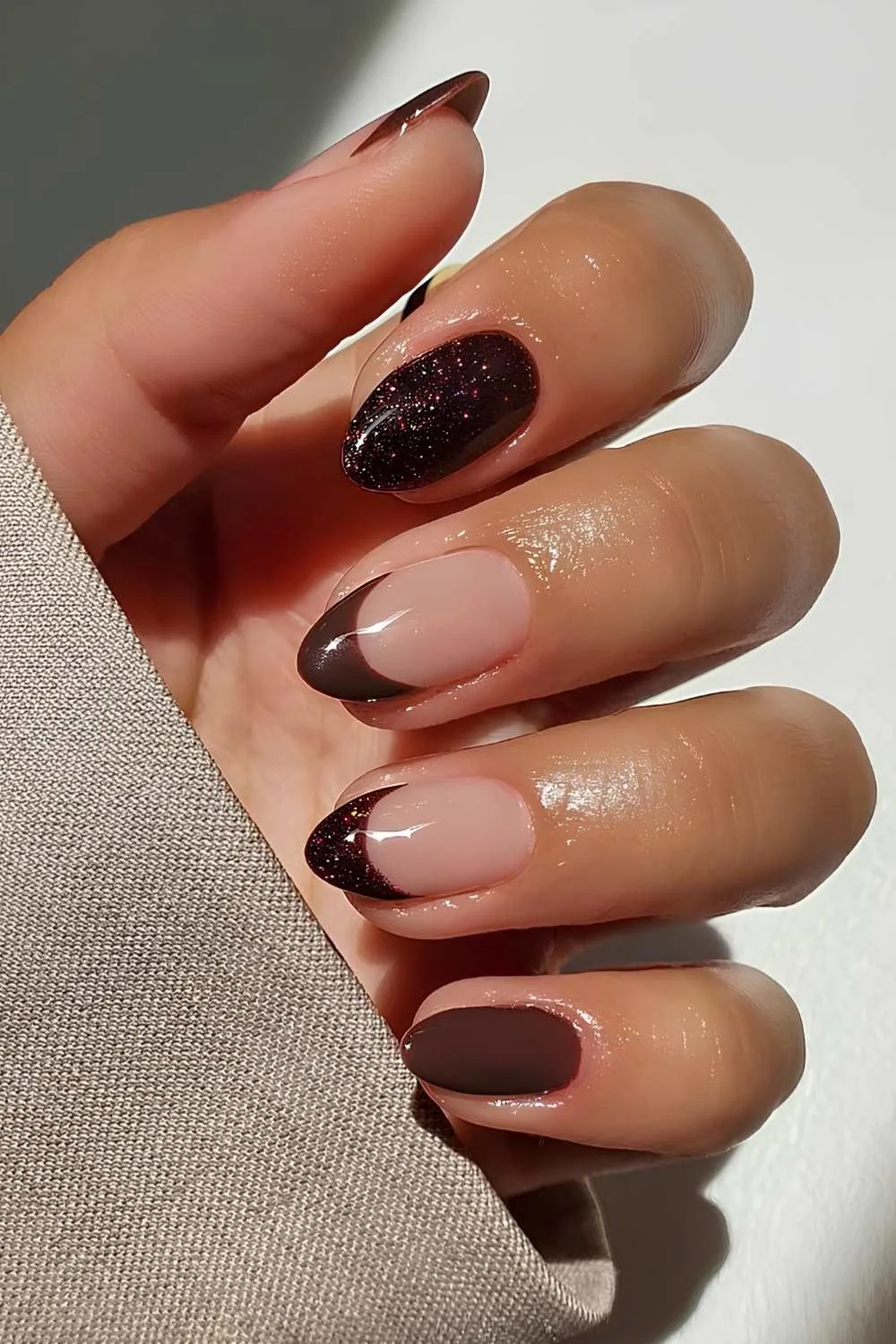طراحی لاک ناخن قهوه ای شکلاتی