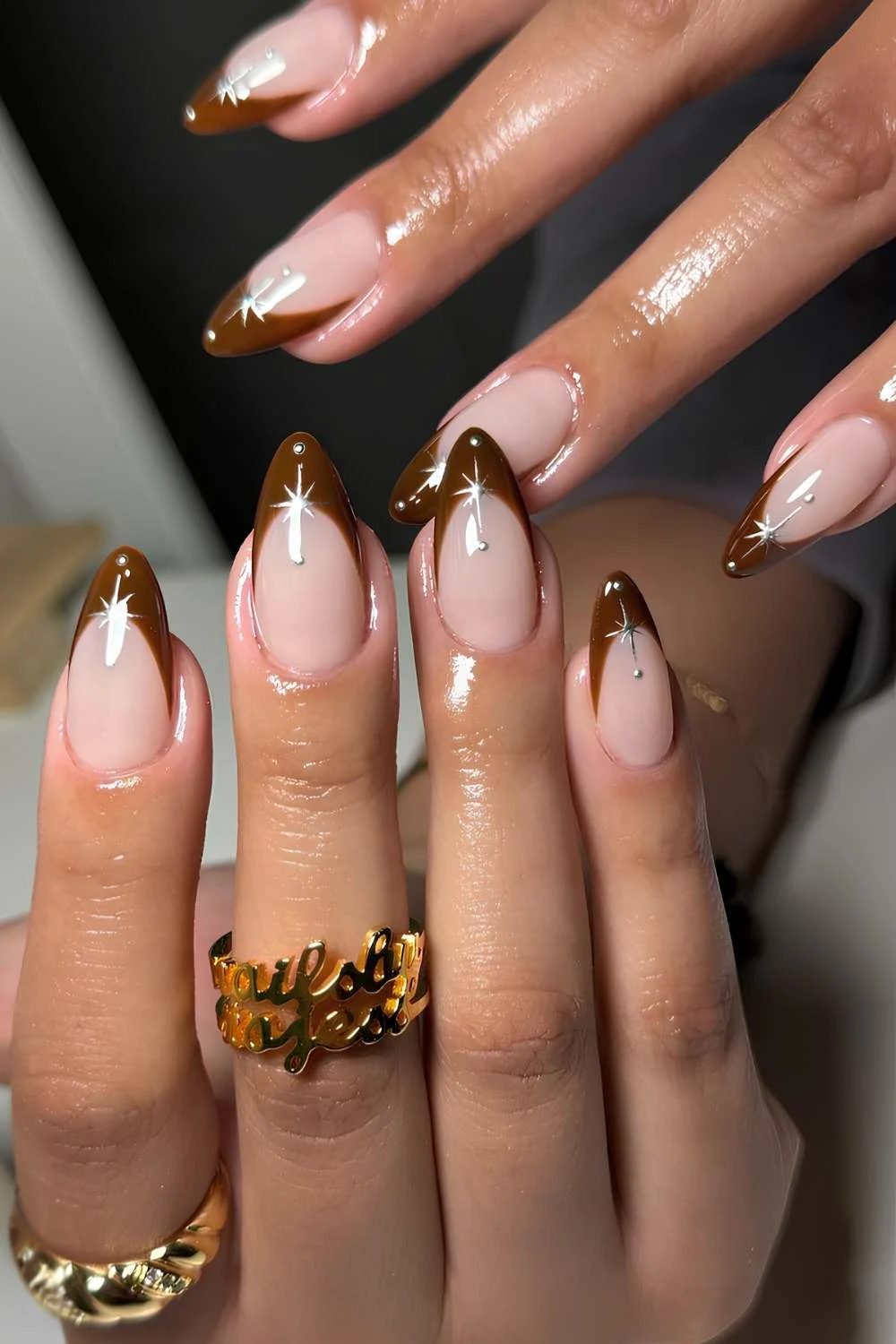 طراحی لاک ناخن قهوه ای شکلاتی